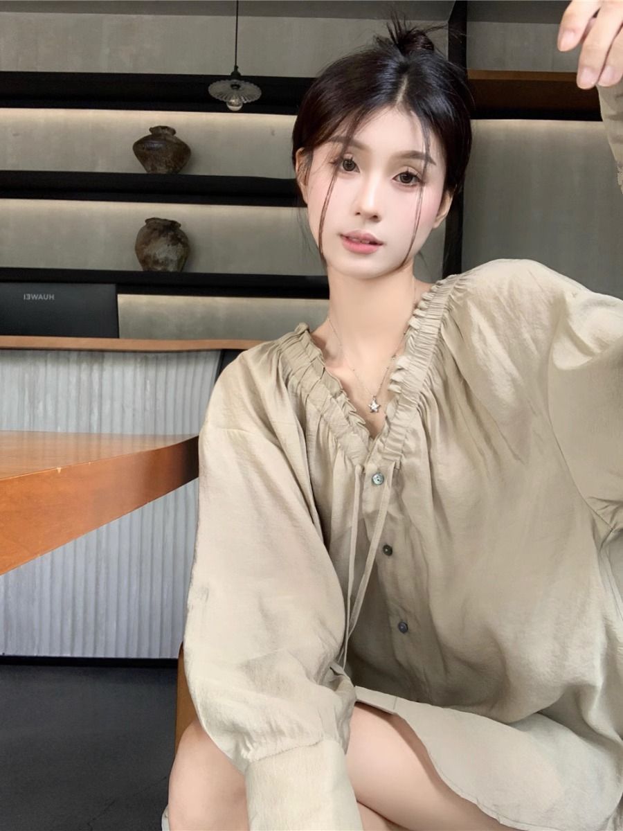 V-neck Shirt with Ruffle Edge 69A752