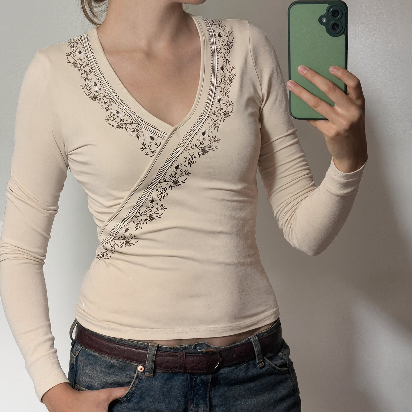V-neck Vintage Embroidered Long-sleeved Top SA432