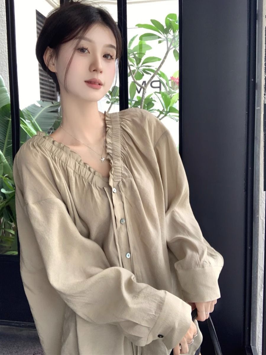 V-neck Shirt with Ruffle Edge 69A752