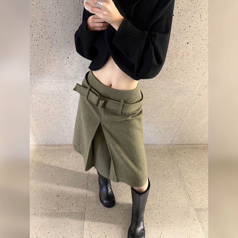 A Girl in A Woolen Skirt SP043