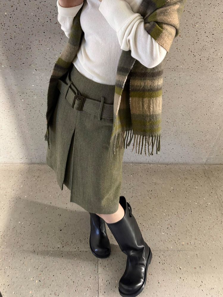 A Girl in A Woolen Skirt SP043