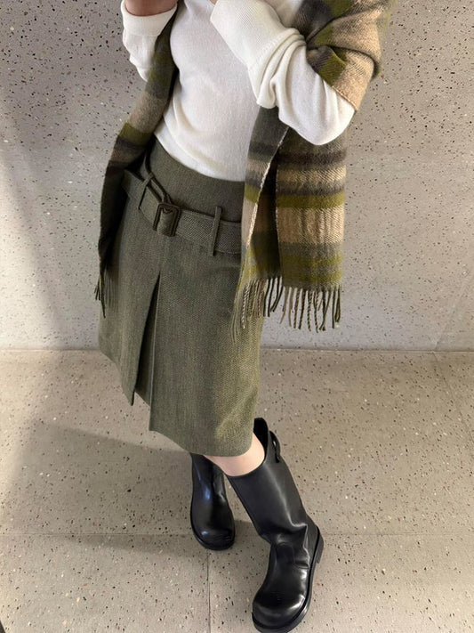 A Girl in A Woolen Skirt SP043